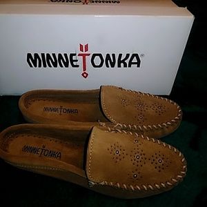 new Minnetonka size 7 moccasin clogs outerwear